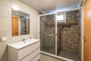 Koupelna v ubytování Casa Branca, in the Heart of Arco da Calheta + 48 fotografií