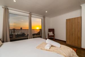 Postel nebo postele na pokoji v ubytování Casa Branca, in the Heart of Arco da Calheta