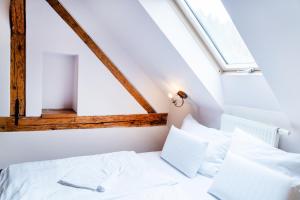 Postel nebo postele na pokoji v ubytování Villa Emausy + 36 fotografií
