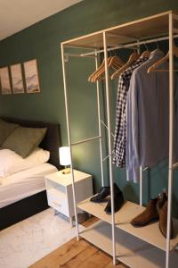 a bedroom with a bunk bed and a closet at charmantes Apartment mit voll ausgestatteter Küche, Kingsize-Betten, Billard & Tischkicker in Eltville