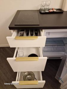 een keukeneiland met witte lades en een aanrecht bij Kaunas Studios - RentA Studio 16 in Kaunas