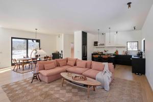 Η κουζίνα ή μικρή κουζίνα στο Modern Mountain Retreat with Hot Tub