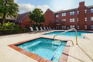 Bazén v ubytování Residence Inn Dallas Addison/Quorum Drive nebo v jeho okolí