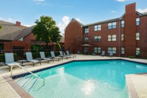 Bazén v ubytování Residence Inn Dallas Addison/Quorum Drive nebo v jeho okolí