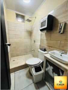 Koupelna v ubytování 27 Hostal