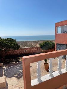 ein Blick auf das Meer vom Balkon in der Unterkunft Chambre avec vue sur le océan in Wassane