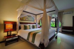 Postel nebo postele na pokoji v ubytování Adi Dharma Hotel Legian