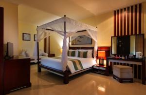 Postel nebo postele na pokoji v ubytování Adi Dharma Hotel Legian