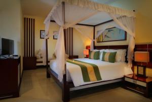 Postel nebo postele na pokoji v ubytování Adi Dharma Hotel Legian