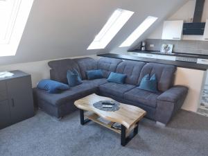 a living room with a couch and a coffee table at Ferienwohnung Tine in der City in Rheine