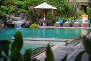 Bazén v ubytování Adi Dharma Hotel Legian nebo v jeho okolí
