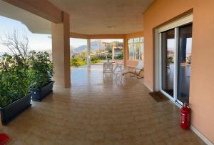 een woonkamer met een patio met stoelen en ramen bij La Casa dell'Aviatore in Boccadifalco