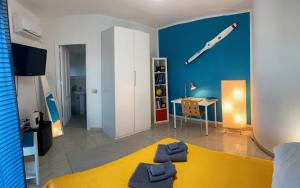 een slaapkamer met een geel bed en een blauwe muur bij La Casa dell'Aviatore in Boccadifalco