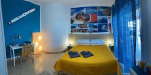 een slaapkamer met een geel bed en 2 slippers erop bij La Casa dell'Aviatore in Boccadifalco