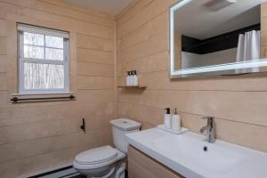 Fotografie z fotogalerie ubytování Chic Cabin with Hot Tub and Fire Pit v destinaci Roscoe