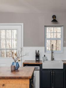 Ảnh trong thư viện ảnh của Private Cabin with Guesthouse Hot Tub Fire Pits ở Roscoe