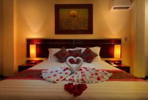Postel nebo postele na pokoji v ubytování Adi Dharma Hotel Legian