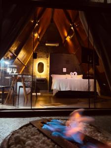 ポソス・デ・カルダスにあるMontreal Cabanasの鏡付きの部屋にベッド1台が備わるベッドルーム1室があります。