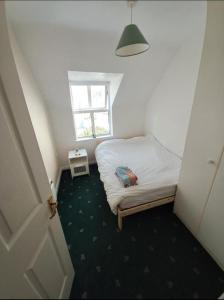 Postel nebo postele na pokoji v ubytování Eyre Square Double Room