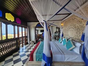 una camera con letto a baldacchino e pavimento a scacchi di Dhow Palace Hotel a Zanzibar City