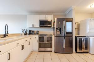 Gallery image of Penthouse Condo, Rooftop Terrace with Hot Tub, 6ppl in Las Coles
