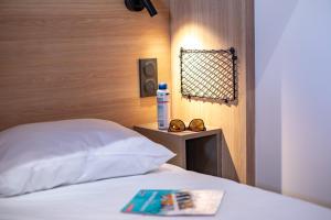 Postel nebo postele na pokoji v ubytování Premiere Classe Annecy Cran-Gevrier RÉNOVÉ EN 2025