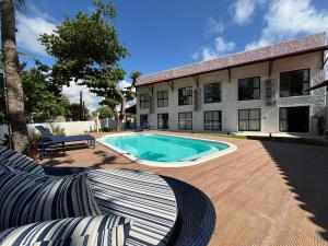 嘎林海斯港Coralli Pousada的建筑物前的游泳池