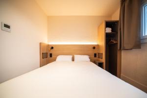 Postel nebo postele na pokoji v ubytování Premiere Classe Annecy Cran-Gevrier RÉNOVÉ EN 2025