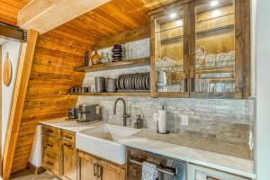 Η κουζίνα ή μικρή κουζίνα στο Alpine Hideaway +42 φωτογραφίες