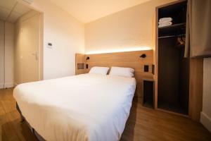 Postel nebo postele na pokoji v ubytování Premiere Classe Annecy Cran-Gevrier RÉNOVÉ EN 2025