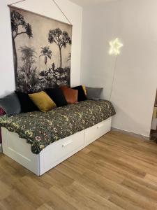 a bed in the corner of a room at Studio indépdt centre ville 300m du lac d’Annecy in Veyrier-du-Lac