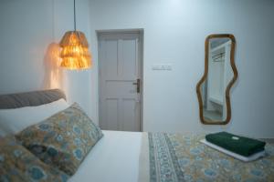 Postel nebo postele na pokoji v ubytování Utopia Varkala - Boutique stay in Odayam rice fields