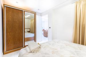 a bedroom with a bed and a large mirror at Appart-Hôtel Luxury SuiteMar in M'diq