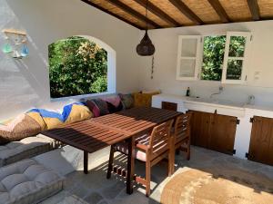 ein Wohnzimmer mit Tisch und Couch in der Unterkunft Romantic Lemonia Cottage in Skopelos