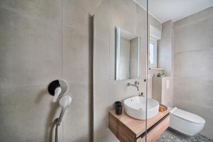 Ένα μπάνιο στο Bura Breeze - Sea-View Garden Apartment