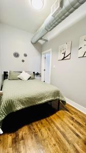 une chambre avec un lit et un parquet dans l'établissement Modern Pilsen Chicago Apartment 2 bedroom, à Chicago 5 autres photos