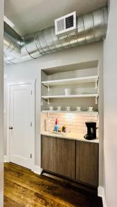 une cuisine avec un comptoir blanc et un évent dans l'établissement Modern Pilsen Chicago Apartment 2 bedroom, à Chicago