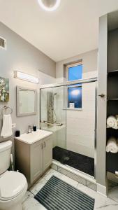 une salle de bains avec douche, toilettes et lavabo dans l'établissement Modern Pilsen Chicago Apartment 2 bedroom, à Chicago