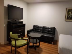 TV a/nebo společenská místnost v ubytování Joys Inn Innisfail, AB