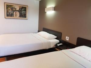 Postel nebo postele na pokoji v ubytování Joys Inn Innisfail, AB