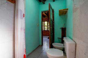 baño con 2 aseos y pared verde en Brisas del Sur, en El Bolsón 16 fotos más