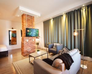 TV a/nebo společenská místnost v ubytování Maison Évangéline by Bower Boutique Hotels
