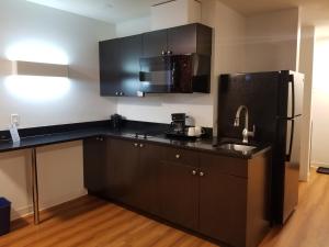 Kuchyň nebo kuchyňský kout v ubytování Joys Inn Innisfail, AB