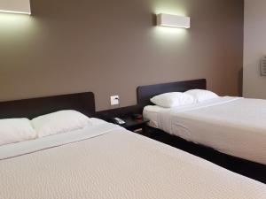 Postel nebo postele na pokoji v ubytování Joys Inn Innisfail, AB