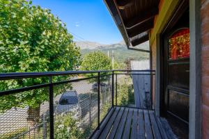 balcón con puerta y vistas a un patio en Brisas del Sur, en El Bolsón