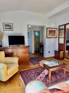 Televízia a/alebo spoločenská miestnosť v ubytovaní Villa Rava Hotel & restaurant