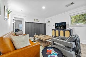 Μια τηλεόραση ή/και κέντρο ψυχαγωγίας στο ATL Home min from Airport and Downtown