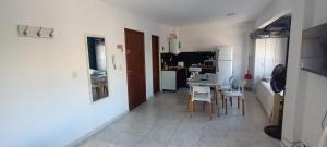 a kitchen and dining room with a table and chairs at Monoambiente super cómodo y cerca de todo in Mar de Ajó