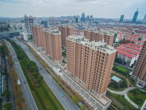 une vue aérienne sur une ville avec de grands bâtiments dans l'établissement Green Court Place Jingqiao Middle Ring Shanghai, à Shanghai