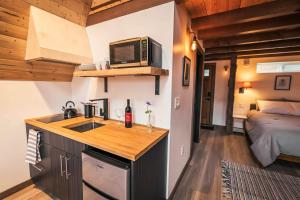Gallery image of Luxury Cabin with Outdoor Tub ArtBliss IV in Stevenson +33 photos